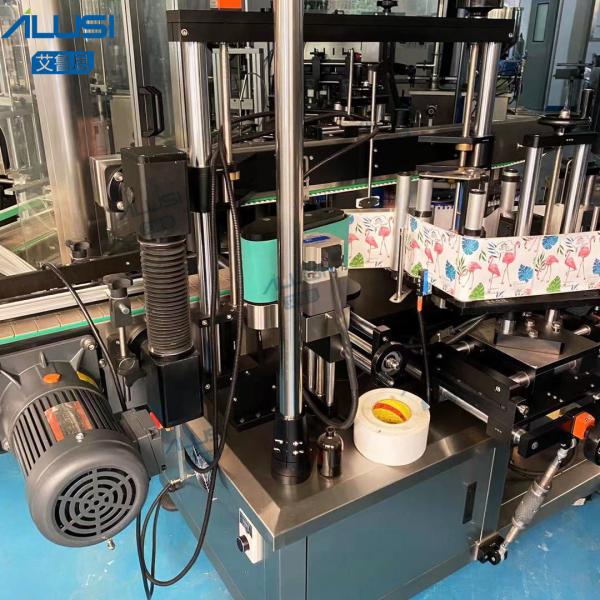 Плоские стороны бутылки 2 обозначают вставляющ машину полно автоматический