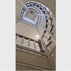 Ascenseur semi-circulaire économe en espace.