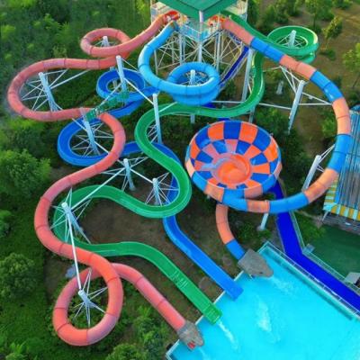 Glissière en spirale pour parc d'attractions Équipement en fibre de verre pour le plaisir familial Taille personnalisable