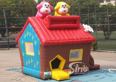 Casa bonito pequena colorida do salto do cachorrinho com o anti PVC rompido feito-à-medida