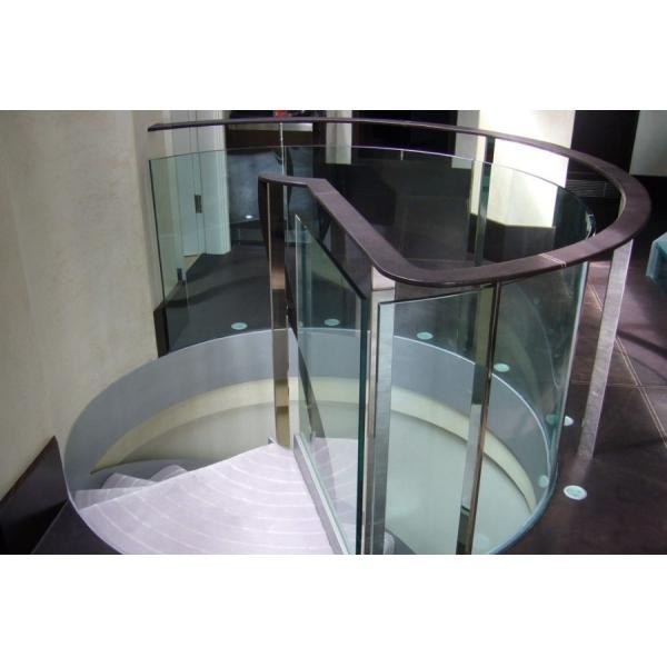 Escaliers courbés Barricades de verre Balcon personnalisé Sécurité Barricades de verre trempé Aluminium sans cadre et Barricades de verre pour les ponts