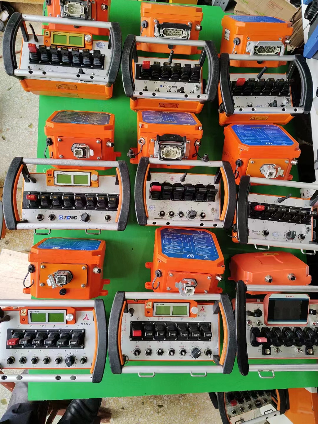Wholesale Retail Second-Hand Zoomlioon 727 Concrete Pump Truck Remote Control Assembly Screen New Construction Machinery Parts