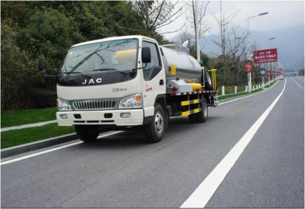 Bituminous Gravel Synchronous Sealer Truck , XTF120A , Asphalt Tank 6m3, Crushed Stone Tank