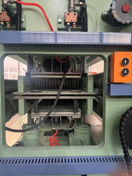 Máquina de punzonado con aguja de doble tablero en línea