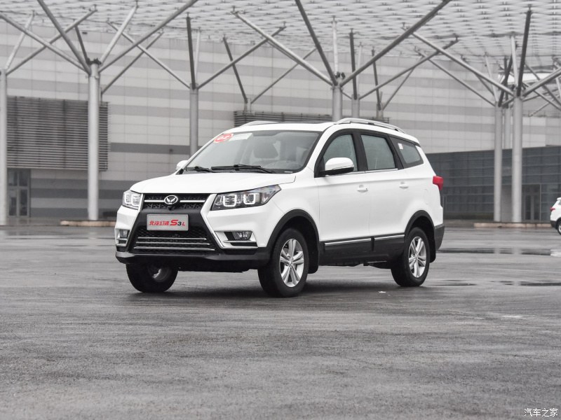 Практичный семиместный внедорожник BAIC 1,5-литровый бензиновый внедорожник