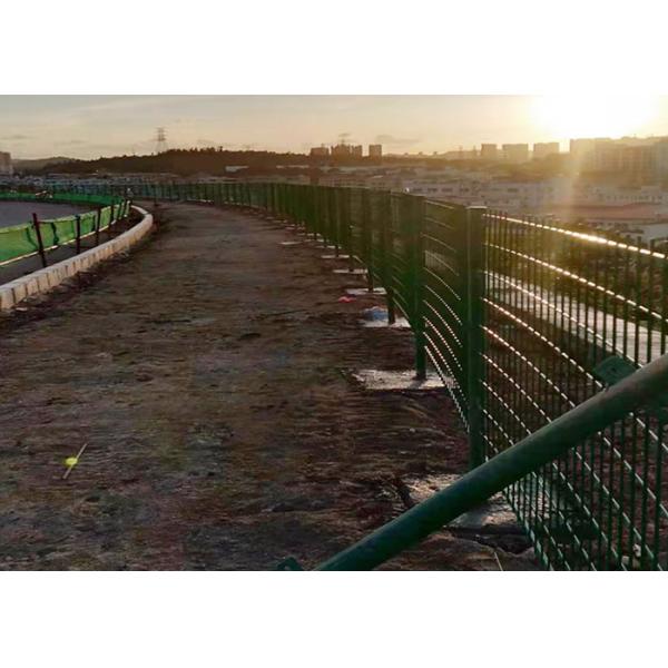 Загородка колючей проволоки реки приложения сада скоростной дороги