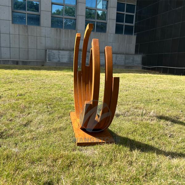 Sculptures ARC : Élégance en acier Corten à petite échelle pour jardin et bureau
