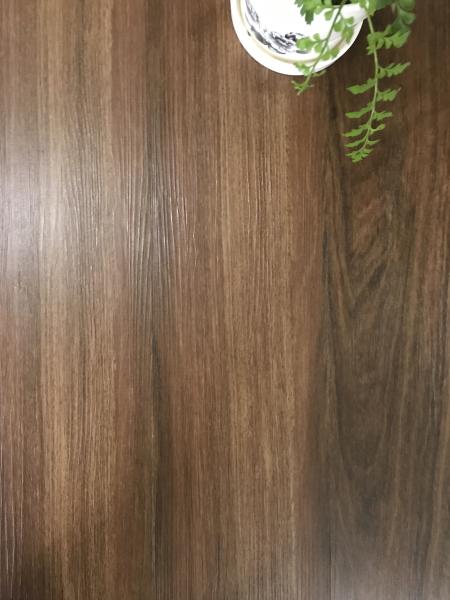 Les couleurs riches imperméabilisent le vinyle commercial parquetant le PVC vierge