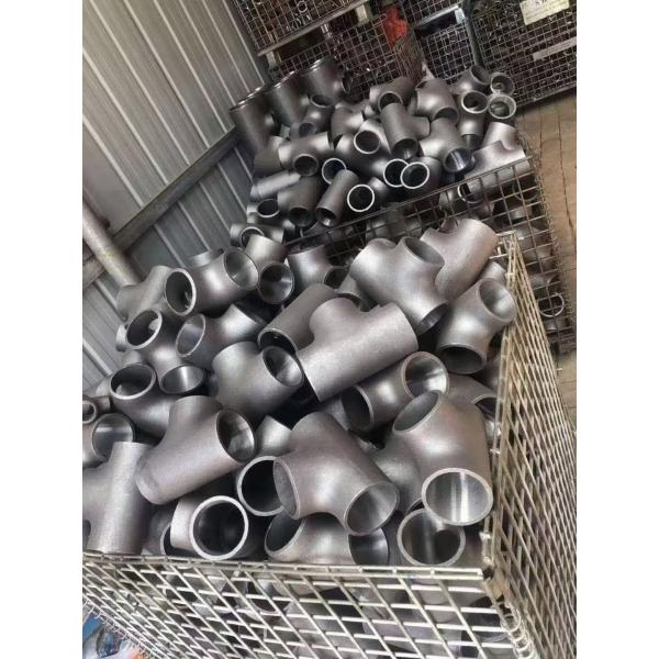 Картина нержавеющего масла доказательства ржавчины тройника трубы стали углерода черная