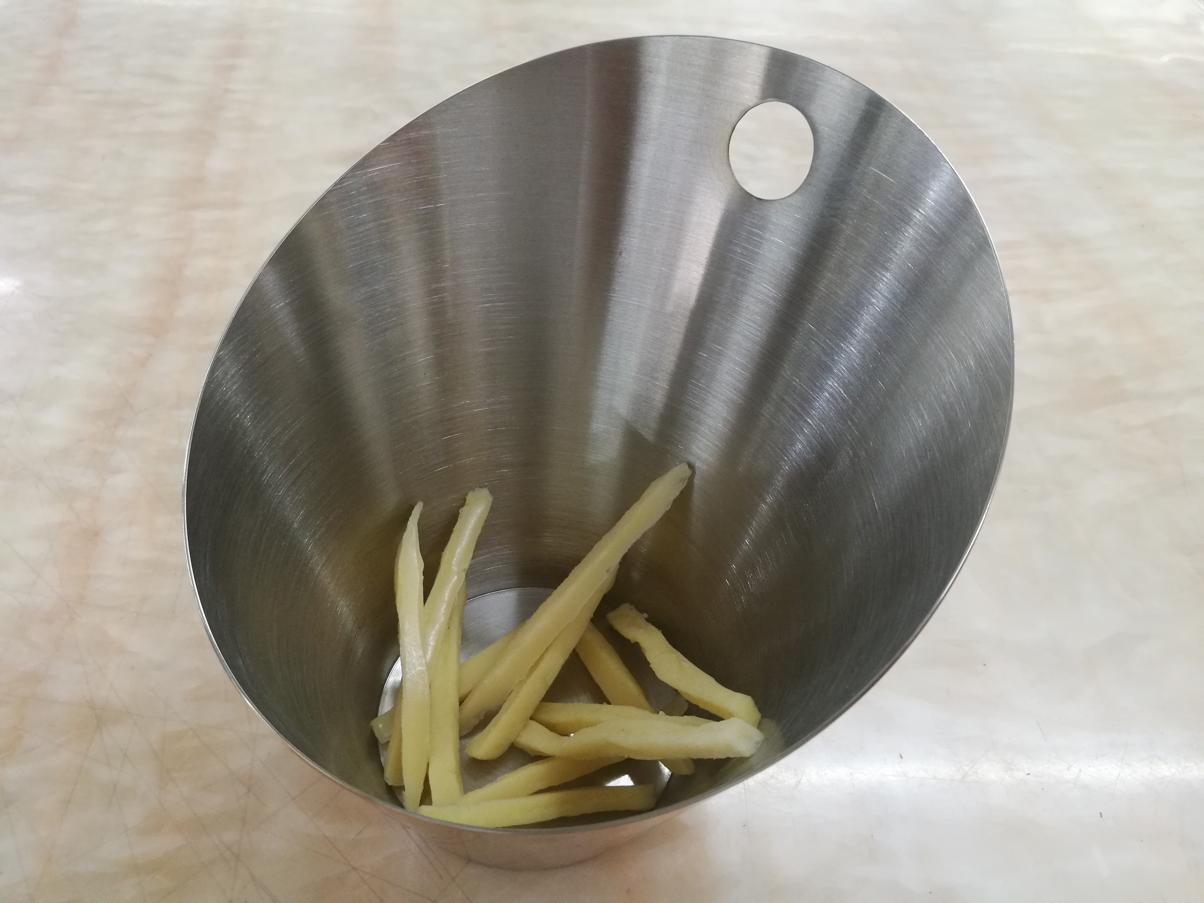 Французская чашка картофеля фри двинула под углом Dinnerware фарфора устанавливает многоразовый и легкий для того чтобы очистить чашку цвета золота