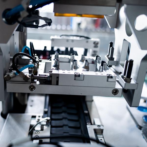 Máquina de moldeo de lápiz labial de goma de silicona en forma de U Máquina automática de llenado de bálsamo labial