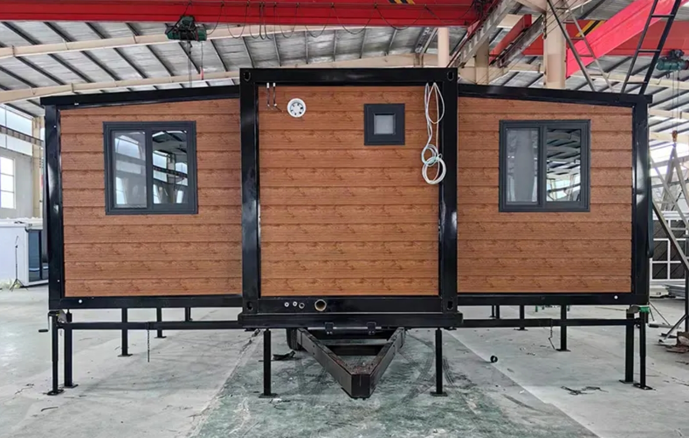 20ft Expandable Container House on Wheels for Relocatable Cabins - Mobile Chassis Edition