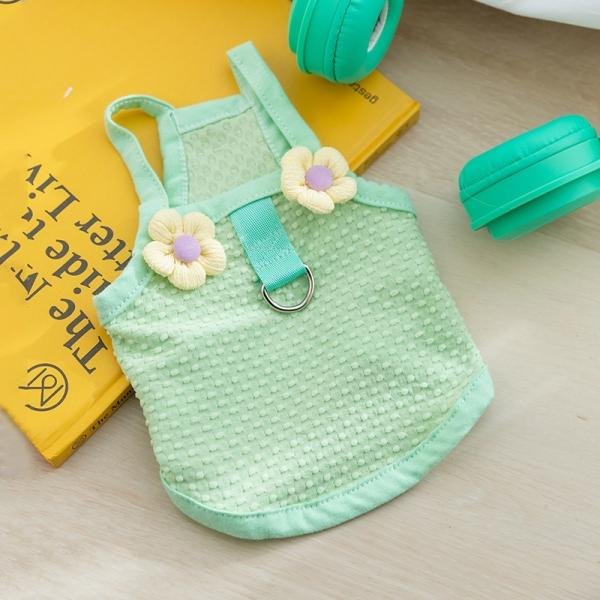 Lavé à la machine, mignon chien portant des vêtements à thème de festival