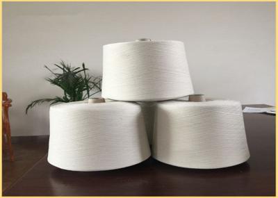 O anel branco natural do fio para confecção de malhas do poliéster girou o fio 30S no núcleo de papel