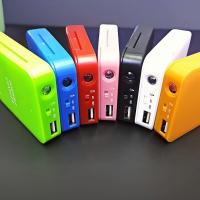 Une batterie AA amovible et une batterie électrique d'urgence