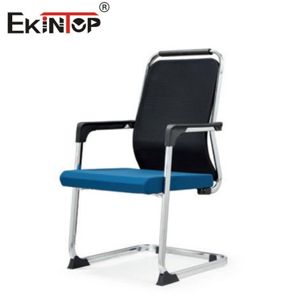 Настраиваемый серый кресло с подлокотниками и пенной подушкой