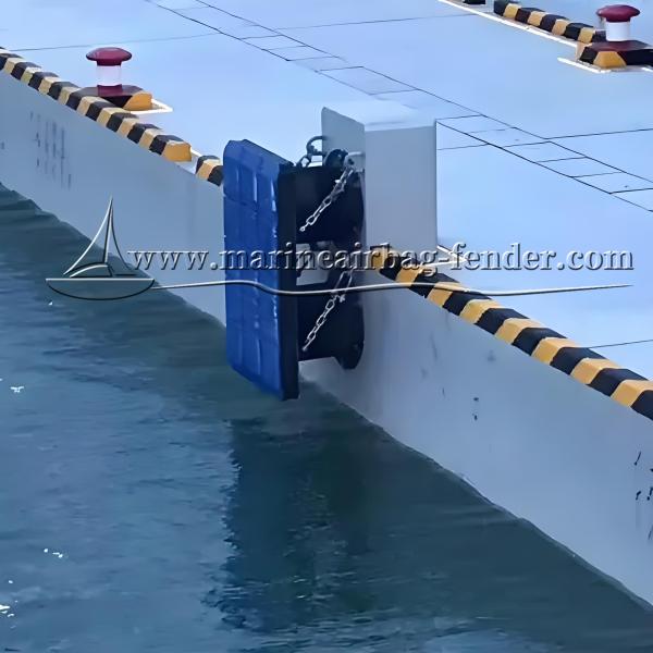 Durable Marine Dock Rubber Fenders Customized With Stainless Steel Chain