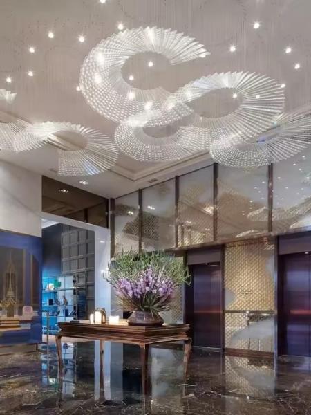 Éclairage de lustre grand et unique en verre de luxe moderne, non personnalisé, pour la décoration intérieure