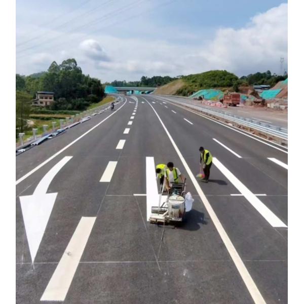 熱可塑性ペイントで道路標示を簡単に。耐久性、視認性の高い交通ライン用。