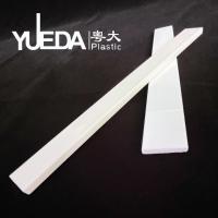 Profiles d'extrusion en PVC plat personnalisables résistant aux chocs pour la décoration intérieure