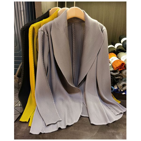 Spring 2025 Women's Solid Color Lapel Long Sleeved Pleated Women's Long Coat