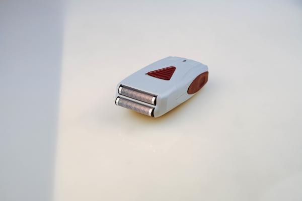 2202 Two nickel cadmium batteries with a capacity of 600mAh electric hair shaver