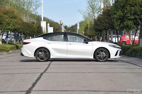 Find 2023 Toyota Camrys Left Hand Drive Hybrid Cars in White and Black with Curb Weight of 1555kg at Affordable