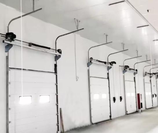 Portes aériennes sectionnelles commerciales automatiques moulées résistantes aux intempéries pour les casernes de pompiers