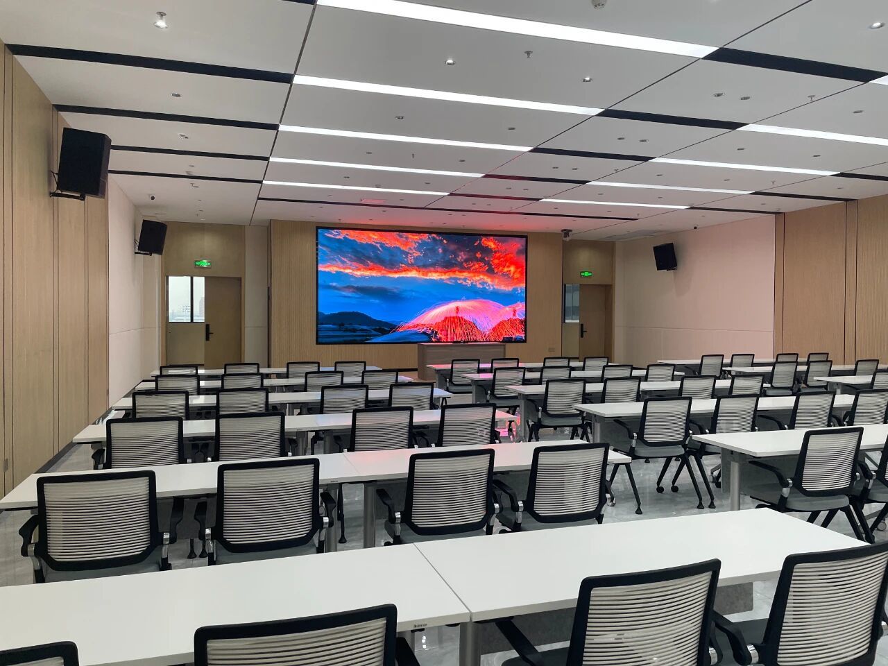 P2.22 Indoor Small Pitch LED Screen 7680Hz Refresh Rate 140° Ultra Wide Viewing Angle