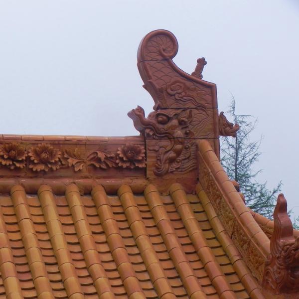 Яркая античная китайская крыша орнаментирует застекленный Figurine буддизма керамический китайский