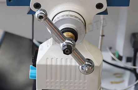 M5W Vertical And Horizontal Milling Machine 1370x305mm With Rotatable Turret Head