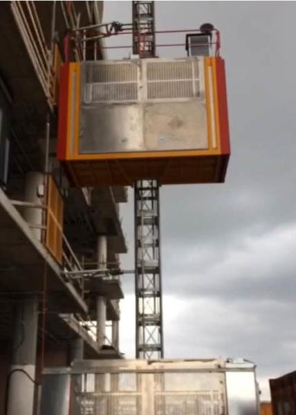 Passageiro do pinhão da cremalheira e lado material da gaiola da grua SC200/200 com a porta adicional de ‘C’