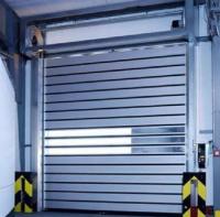 Vertical aéreo secional isolado industrial da porta que levanta deslizando o rolo acima do metal para o armazém