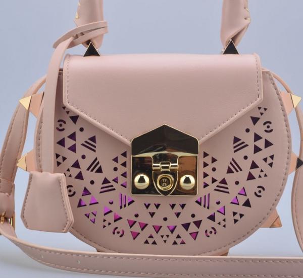 2016 Korean version of the new shoulder bag female fashion rivets hollow pattern portable diagonal package