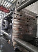 Grande machine en plastique de moulage par injection faisant la poubelle publique avec des roues
