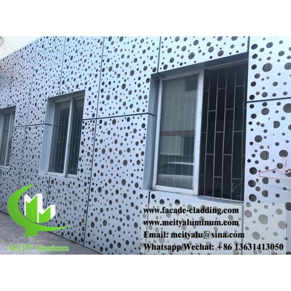 Façades métalliques avec trous ronds perforés