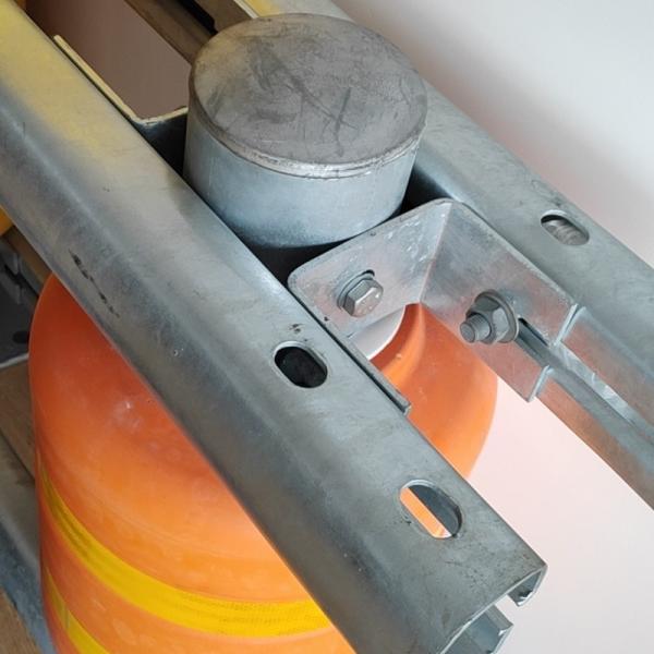 Защита от дорожного движения с помощью рельсового ограждения с горячим оцинкованным покрытием