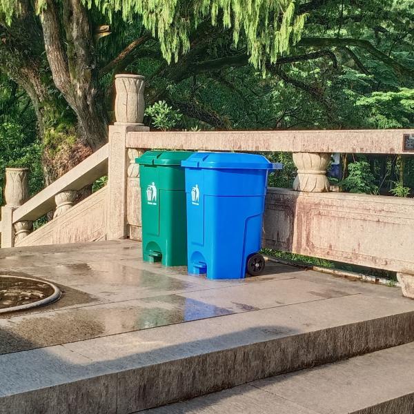 Cheap and High Quality 50L/70L  Roller Foot Clamshell Plastic Recycling Bin Apply to Outdoor