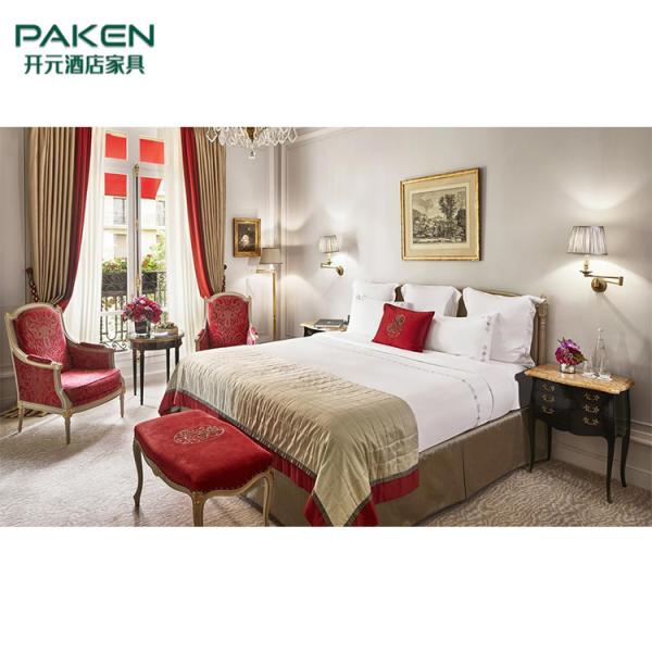 Кровать и софа ламината комнаты для гостей гостиницы поверхностные современные