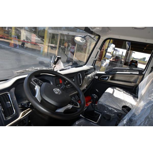 Нефтяной танкер Грузовик Продажа Кения Донфэнг 4 * 2 Шасси 8,5 куб. Танкер Ючай Двигатель 165 л.с.