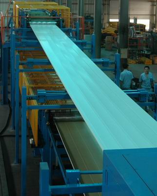 5.5KW PLC Control PU Sandwich Panel Производственная линия с автоматическим ручным распылителем