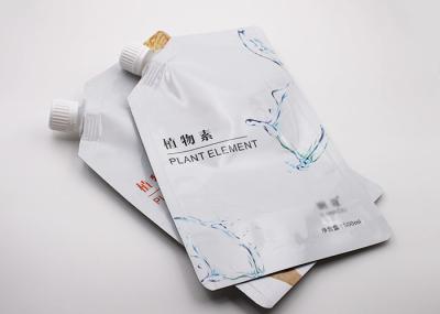 A superfície do resíduo metálico está acima o malote com personaliza tampões do bico para o bloco facial da máscara