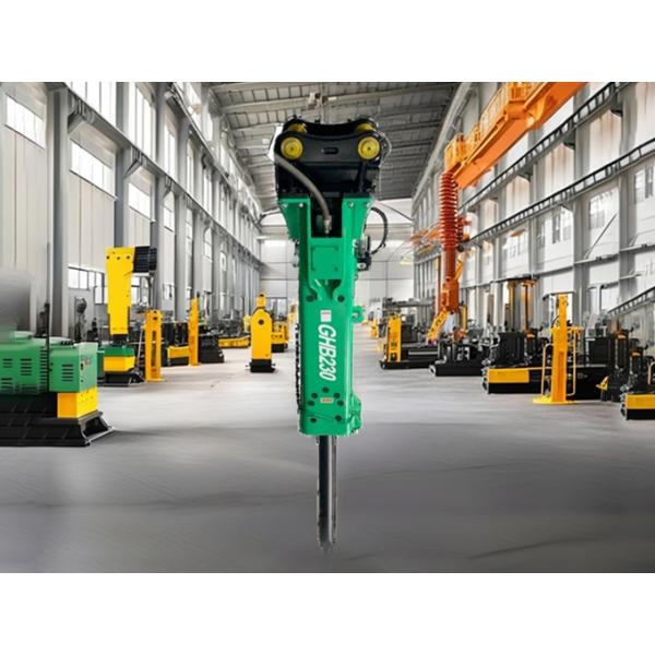 La démolition des bâtiments est effectuée par une machine hydraulique.