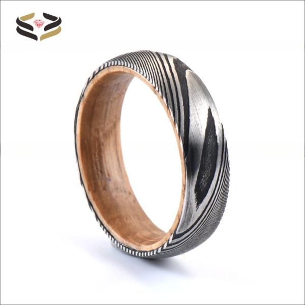 Anneaux de mariage en acier damas gravé 6mm 8mm avec incrustation de douelle de fût de whisky