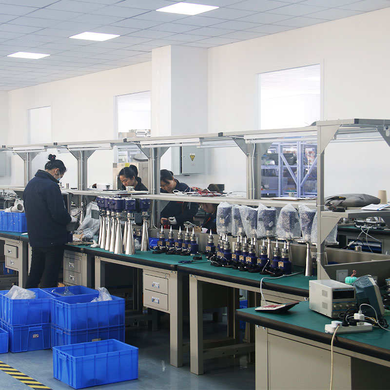 Industrial Differential Pressure Transmitter Compatible with Gases Liquids and Oils Featuring Robust Construction and Performance