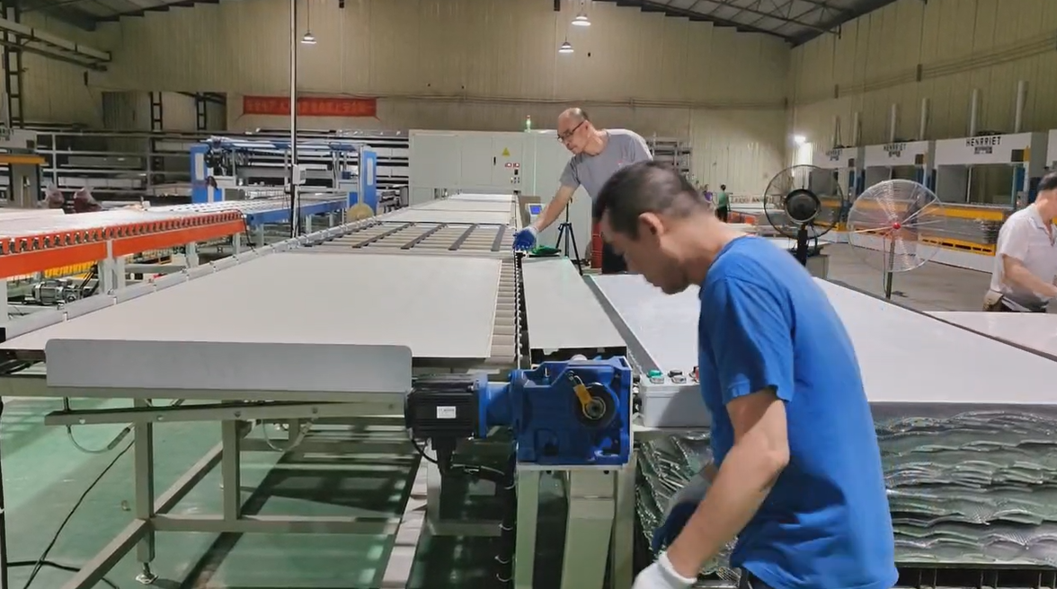 4 Layers Vacuum Hot Pressing Production Line for RV / Refrigerated Truck Panels