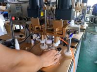 Machine de capsulage de vis multifonctionnelle de 4 roues pour les bouteilles en plastique