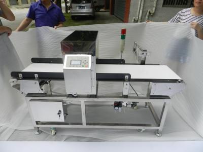 Detector de metais de transportador com braço de rejeição aprovado pela CE. Ideal para lanches e alimentos congelados.