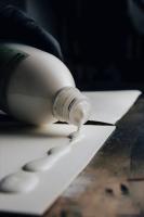 L'adhésif de papier filtre à émulsion acrylique est largement utilisé dans le traitement de la production de papier filtre