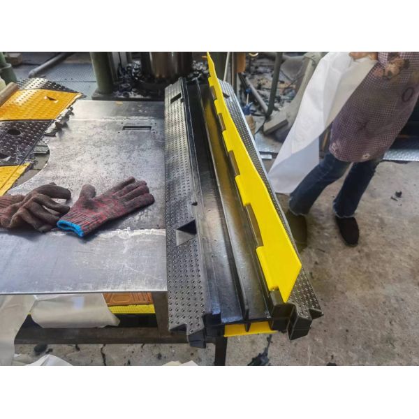  Driveway Portable Rubber Speed Bump 2channel 3 Channel 4 5 Channel Cable Ramp